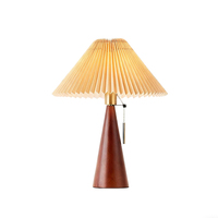 Lampe de table en tissu plissé vintage Base en bois Cloche abat-jour 16W E27 1150LM Lampe de chevet AC Flexible Simple Design Interrupteur à bouton-poussoir
