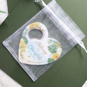 Apribottiglie Magnetico Personalizzabile in Acrilico con Cuore Floreale Tropicale e Palma, Bomboniera per Matrimonio con Sacchetto in Organza - Product Image 6