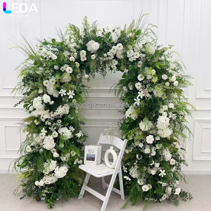 Arche florale moderne personnalisée LEDA pour événements extérieurs, avec hortensias blancs et verdure, pour toile de fond de mariage - Product Image 1