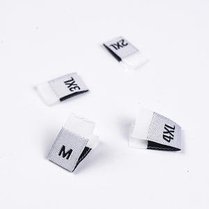 Großhandel Custom Kleidung Woven Size Labels Schwarz-Weiß Center fold <span class=keywords><strong>Shirt</strong></span> Kragen Größen S M L XL für T-Shirts - Product Image 2