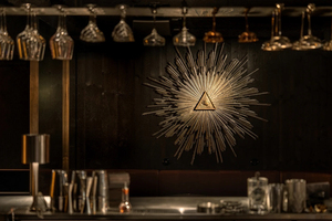 เฟอร์นิเจอร์ร้านไวน์ระดับไฮเอนด์ ดีไซน์หรูหรา เคาน์เตอร์ผับไม้ ชุดโต๊ะและเก้าอี้พร้อมไฟ LED เป็นมิตรกับสิ่งแวดล้อม ทนทาน - Product Image 6