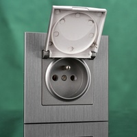 Prise murale française 2P+T avec cadre en métal aluminium brossé, matériau plastique ignifuge, norme européenne, avec couvercle étanche IP44