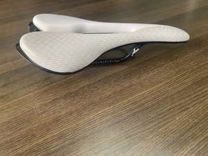 <span class=keywords><strong>Selle</strong></span> de vélo de route <span class=keywords><strong>ultra</strong></span>-légère <span class=keywords><strong>VELO</strong></span> <span class=keywords><strong>Selle</strong></span> de vélo de course blanche confortable et anti-compression <span class=keywords><strong>Selle</strong></span> de vélo de montagne - Product Image 2