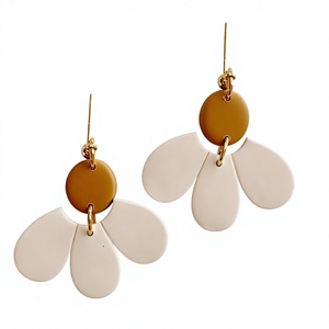 Boucles d'oreilles créoles vintage en acrylique en forme de fleur, plaquées or, design bohème élégant pour femme, boucles d'oreilles pendantes tendance, cadeau d'anniversaire pour femme - Product Image 1