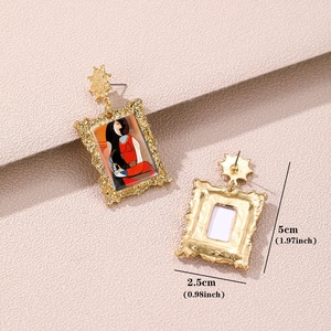 Orecchini retrò <span class=keywords><strong>con</strong></span> montatura dorata e disegni astratti a forma di lacrima, raffiguranti una <span class=keywords><strong>donna</strong></span> altamente emotiva in un famoso dipinto. - Product Image 3