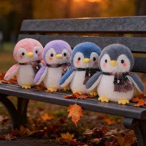 Adorable peluche <span class=keywords><strong>pingouin</strong></span> multicolore avec écharpe à carreaux, poupée en polyester doux, sûre pour les enfants, cadeau d'anniversaire - Product Image 1