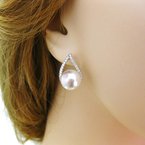 Orecchini a perla a forma di V, eleganti, alla moda, minimalisti, gioielli di tendenza, accessorio regalo per donna - Product Image 1