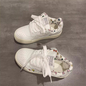Baskets de <span class=keywords><strong>skateboard</strong></span> blanches pour femme, à lacets, à semelle épaisse, respirantes, rehaussantes, style Doodle mignon, collection Printemps 2025, polyvalentes, Instagram - Product Image 1