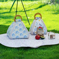 Tapis de pique-nique triangulaire pliable multifonctionnel à motif floral, imperméable, résistant à l'humidité, épaissi, pour la plage et le camping, avec sac de transport