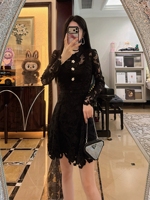 Robe mini noire ajourée en dentelle avec boutons floraux, manches longues et col rabattu A12413