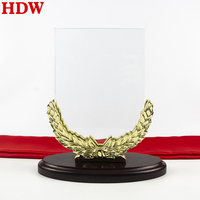 Trophée de récompense en cristal de verre souvenir K9 gravé au laser avec logo personnalisé bon marché avec socle en bois de blé