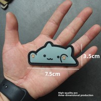 Badge créatif en PVC souple avec motif chat mignon, chat qui tape dans les mains, chat à l'expression amusante (avec fixation)
