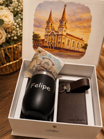 Boîte cadeau rigide blanche personnalisée pour mariage, avec impression aquarelle église sur couvercle, plusieurs compartiments, insert en velours et fermoir métallique doré, type boîte à rabat