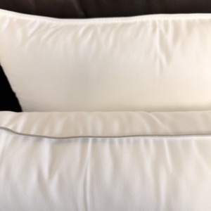 Oreiller de luxe en coton de bambou, ferme et moelleux, blanc, taille standard hôtelière, avec passepoil - Product Image 4