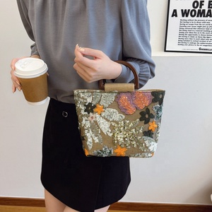 Bolso de mano bordado floral con <span class=keywords><strong>lentejuelas</strong></span> de color <span class=keywords><strong>verde</strong></span> para mujer de gama alta con asa de madera - Product Image 5