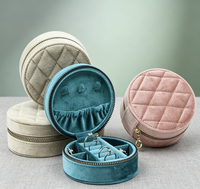 Boîte à bijoux ronde portable haut de gamme faite à la main en tissu velours avec matelassage diamanté, fermeture magnétique et compartiments intérieurs.