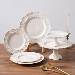Platos de Cerámica Blancos Puros con Patrón Grabado Vintage Personalizados para Bodas y Fiestas, con Soporte, para Filetes y Postres - Product Image 1