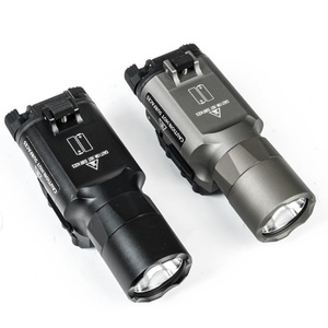 Lampe torche tactique SF X300U Ultra 500 lumens en alliage d'aluminium blanc avec interrupteur à pression, garantie de 2 ans pour la sécurité en extérieur - Product Image 1