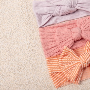 Nuevo lazo de bebé europeo y americano de <span class=keywords><strong>moda</strong></span> con diadema de nailon elástico, conjunto de accesorios para el cabello de <span class=keywords><strong>tres</strong></span> piezas para niños - Product Image 4