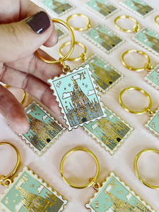 سلسلة مفاتيح ساحرة للسفر مصنوعة من سبائك الزنك المينا لشرق وقمر الغروب - Product Image 3