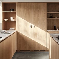 Meuble de cuisine en chêne clair avec étagères ouvertes, îlot central en marbre sur mesure, armoires de style Shaker modernes et minimalistes