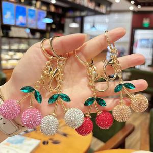 Meilleure Vente : Pendentif Breloque Cerise Exquise, Décoration pour Sac à Main et Sac à Bandoulière, Accessoire de Sac de Haute Qualité - Product Image 1
