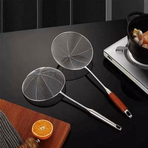 Cuillère de cuisine en acier inoxydable de haute qualité avec manche en bois, pour la cuisson et la friture, en métal durable - Product Image 2