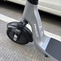 Skuter Listrik Aluminium Alloy Standar Jepang M8 8,5 inci Lintas Batas dengan Lampu Ambient dan Lampu Sein Terintegrasi