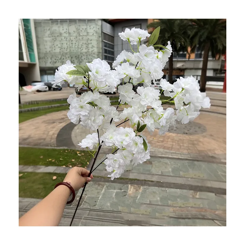 Fleurs de fleurs de cerisier blanches artificielles pour pièce maîtresse de mariage vente chaude