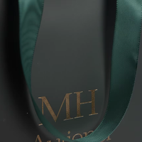 Sacs à provisions vert foncé de luxe personnalisés avec logo "MH" en feuille d'or et poignées en ruban vert émeraude profond de haute qualité