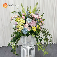 Sphères florales artificielles colorées et douces aux tons pastel, décoration florale de mariage sur le thème du printemps