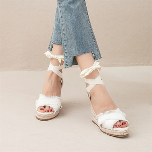 <span class=keywords><strong>Sandalias</strong></span> <span class=keywords><strong>de</strong></span> cuña <span class=keywords><strong>de</strong></span> lona blancas con borde deshilachado para mujer, con punta abierta, plataforma trenzada y atado <span class=keywords><strong>al</strong></span> <span class=keywords><strong>tobillo</strong></span>, zapatos <span class=keywords><strong>de</strong></span> verano - Product Image 4