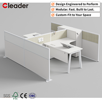 Poste de travail de bureau en open space avec cloison en verre et gestion des câbles pour bureau moderne