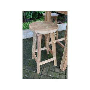 Rehaussez l'ambiance des réceptions en plein air avec ce set de bar en teck recyclé, comprenant des tabourets en teck durable et une table élégante. - Product Image 2