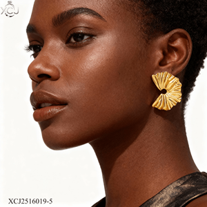Orecchini Trendy in Acciaio Inossidabile Placcato Oro con Pressione Idraulica Irregolare, Vendita all'Ingrosso di Orecchini di Lusso Leggero per Donne - Product Image 3
