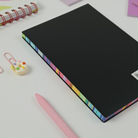 Nouveau cahier A5 personnalisé avec un signet de rubans, du papier intérieur en forme de grille et des côtés aux couleurs vives