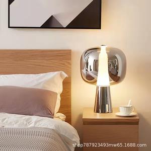 Lámpara de Mesa de Vidrio LED Minimalista Nórdica de Lujo con Alimentación de CC, Diseño Simple y Elegante para Decoración de Dormitorio, Sala de Estar y Oficina - Product Image 4