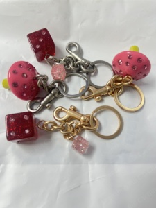 Llavero de Lujo Rosa de Alta Calidad para Estudiantes y Damas, con Colgante de Regalo, Dado de Cristal y Letra Inglesa con Efecto de Resina - Product Image 6
