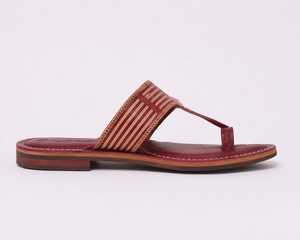 Sandales plates ethniques indiennes en cuir véritable faites à la main pour femmes, couleur bordeaux et beige, avec anneau de pied Kolhapuri, vente en gros - Product Image 5