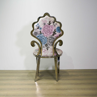Chaise de salle à manger portable de luxe en acier inoxydable argenté, durable, avec motif floral moderne et rembourrage, idéale pour les événements hôteliers et les salons.