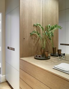 2025 <span class=keywords><strong>Skyline</strong></span> American Luxury Style moderne Ouverture de la porte opposée Armoire à trois rangées avec lumières <span class=keywords><strong>LED</strong></span>