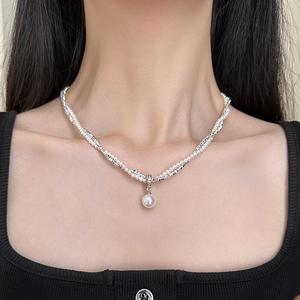 สร้อยคอเงินแท้ S925 ดีไซน์ฝรั่งเศสสำหรับผู้หญิง สไตล์หรูหราเบาๆ รูปทรงเรขาคณิต ประดับเพชรสีเขียวระดับไฮเอนด์ ดีไซน์รูปเข็มกลัด  สำหรับมอบเป็นของขวัญให้คุณยาย - Product Image 3