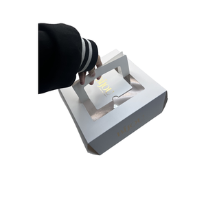 แผ่นกระดาษลูกฟูกแบบกำหนดเองป้ายแขวนกางเกงยีนส์พร้อมเคลือบเคลือบรีไซเคิลพิมพ์ลายนูนสีเต็มรูปแบบสำหรับบรรจุภัณฑ์เสื้อผ้า - Product Image 5