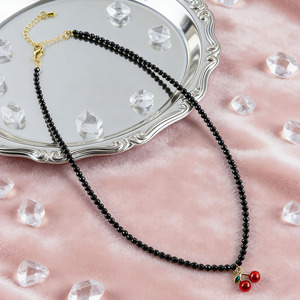 <span class=keywords><strong>Collana</strong></span> Retrò <span class=keywords><strong>con</strong></span> <span class=keywords><strong>Perline</strong></span> <span class=keywords><strong>Nere</strong></span> <span class=keywords><strong>e</strong></span> Ciliegia, Delicato Filo di Cristallo Nero <span class=keywords><strong>con</strong></span> Ciondolo a Ciliegia Rossa, Girocollo Regolabile da Donna - Product Image 5