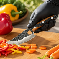 Couteau de chef serbe à lame fixe en acier Damas martelé avec trou de préhension et manche en bois d'ambre pour la cuisine professionnelle