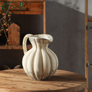 Vase en résine style Wabi Sabi avec poignée, finition antique, décoration de table pour la décoration zen de la maison - Product Image 2