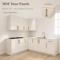 Cuisine îlot modulaire moderne sur mesure en bois massif avec portes shaker, finition laquée et comptoir en marbre pour villa - Vente en gros