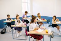 Bureaux et chaises d'école primaire, design moderne, acier, écologiques, durables