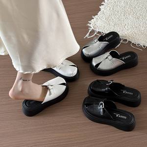 Tendances de la mode estivale : sandales à bout ouvert pour femmes, polyvalentes avec un design à lanières et une jupe résistante. - Product Image 3