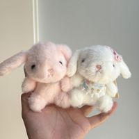 Nouveau porte-clés et coussin en peluche lapin mignon, poupée lapin en peluche douce, breloque de sac, cadeau d'anniversaire en gros pour filles